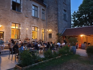 Fachada de la propiedad por la tarde o noche
