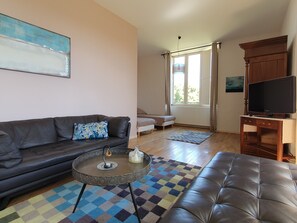 Deluxe Room (L'Audacieuse) | Living area