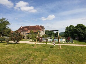 Área de juegos infantiles al aire libre