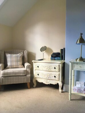 Double Room - Second Floor | Individually decorated, individually furnished, free WiFi, bed sheets - Alcuin Lodge (York)