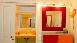 Shower, free toiletries, hair dryer, towels - Vienna Garden (Vienna)
