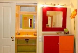 Regadera, amenidades de baño gratuitas, secadora de cabello, toallas