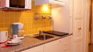 Espresso maker, full-sized fridge, microwave, cookware/dishes/utensils - Vienna Garden (Vienna)