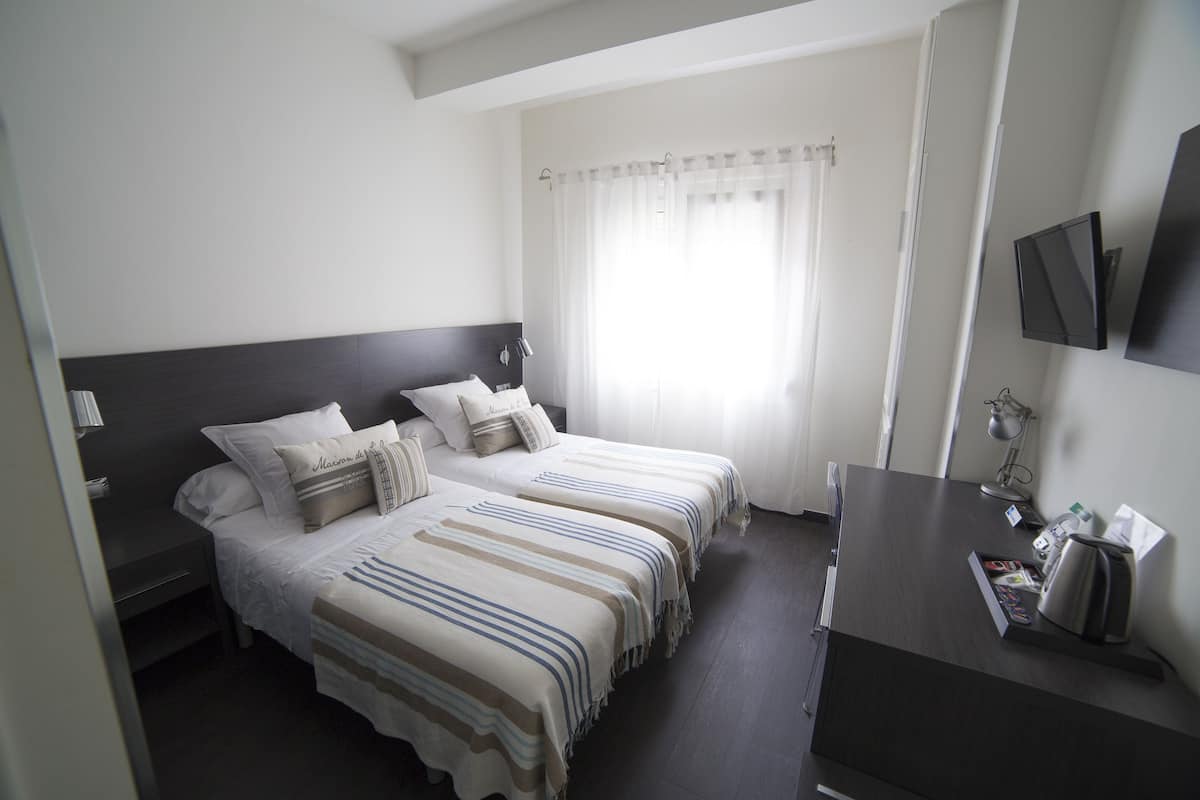 Daunenbettdecken, Betten mit Memory-Foam-Matratzen, Minibar, Zimmersafe