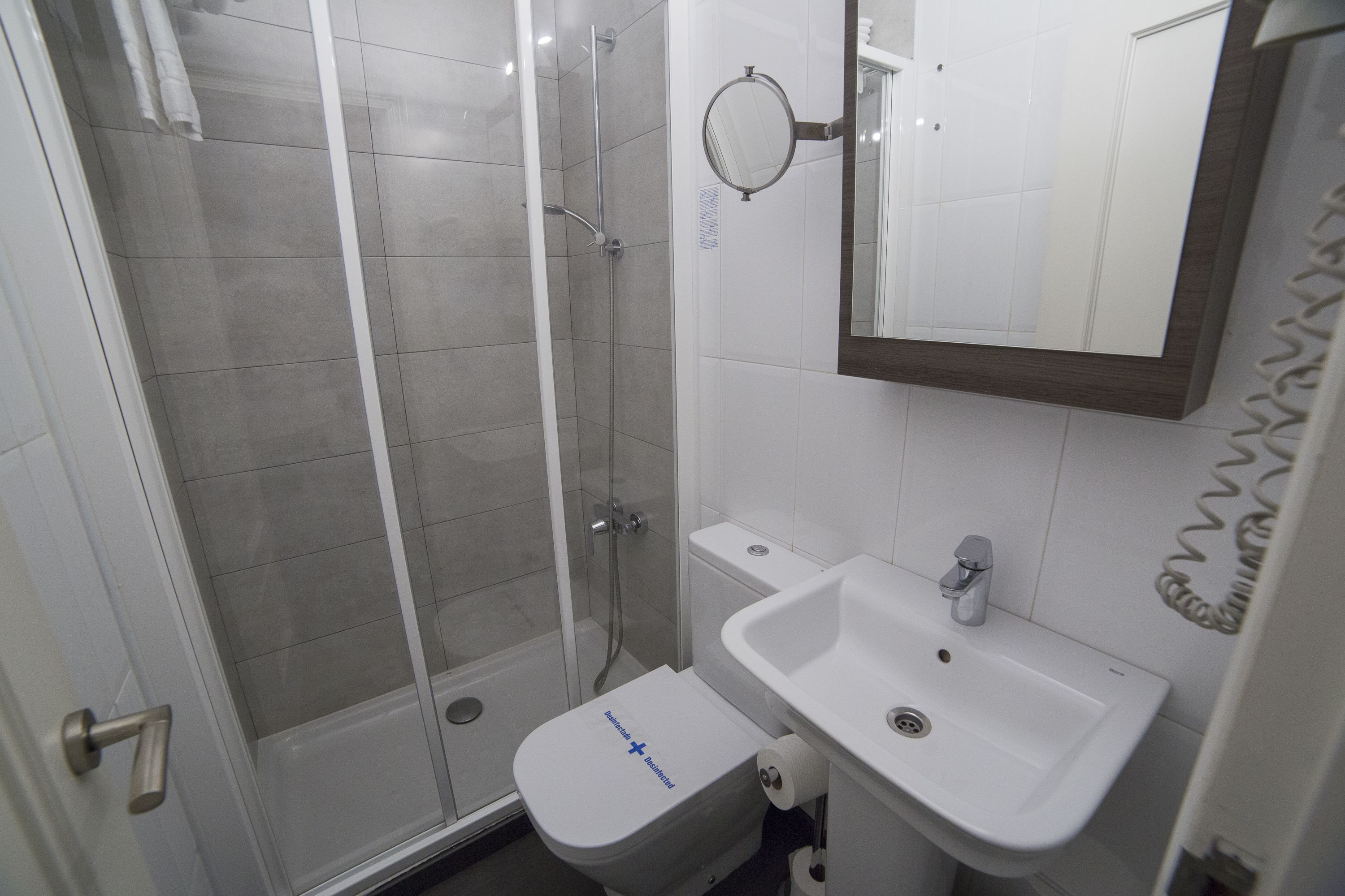 Edredones de plumas, colchones viscoelásticos, minibar y caja fuerte