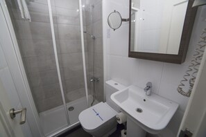 Untuvapeitot, memory foam -patjalliset sängyt, minibaari