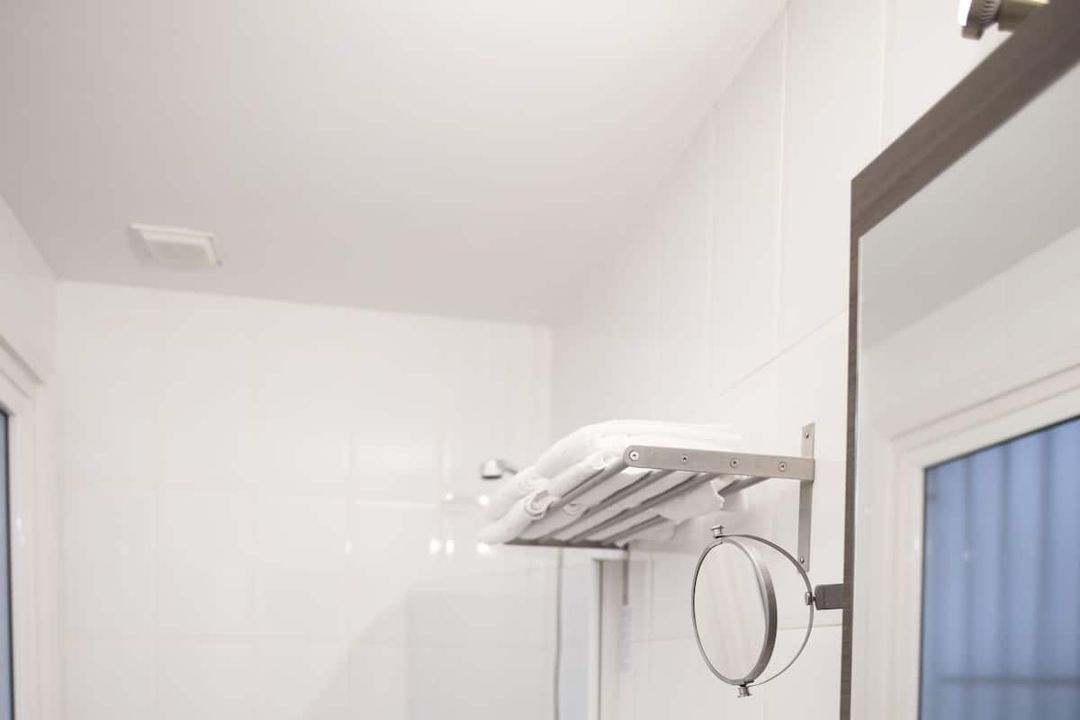 Dusche, Regendusche, kostenlose Toilettenartikel, Haartrockner