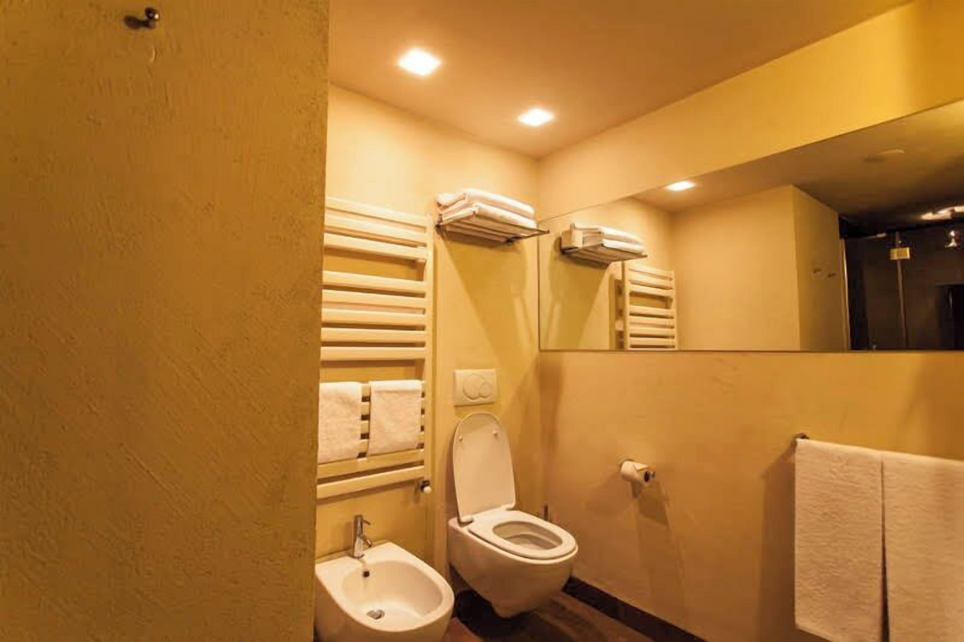 standard double room | minibar, in-room safe, desk, free wifi