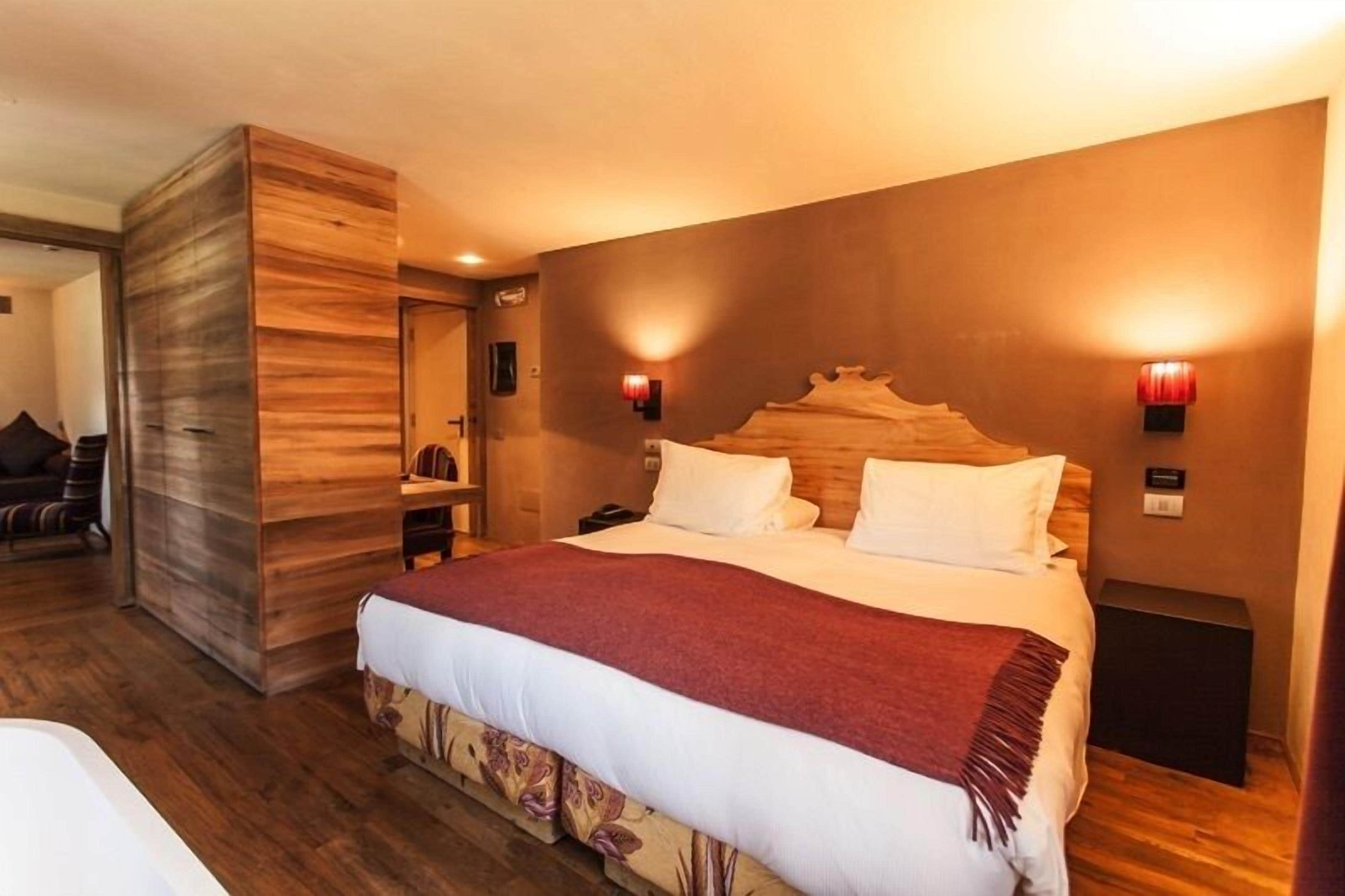 suite | minibar, in-room safe, desk, free wifi