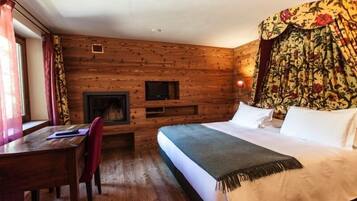 Suite | Een minibar, een kluis op de kamer, een bureau, gratis wifi