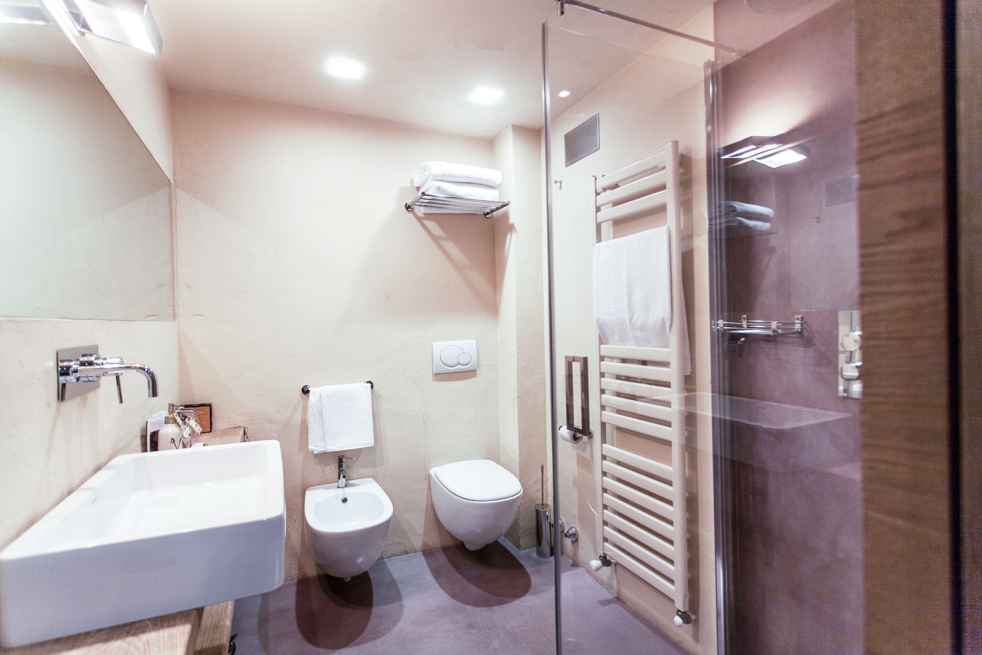 standard double room | bathroom | free toiletries, hair dryer, bathrobes, bidet