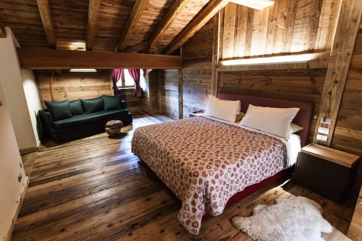 Deluxe Suite (King) | Minibar, in-room safe, desk, free WiFi