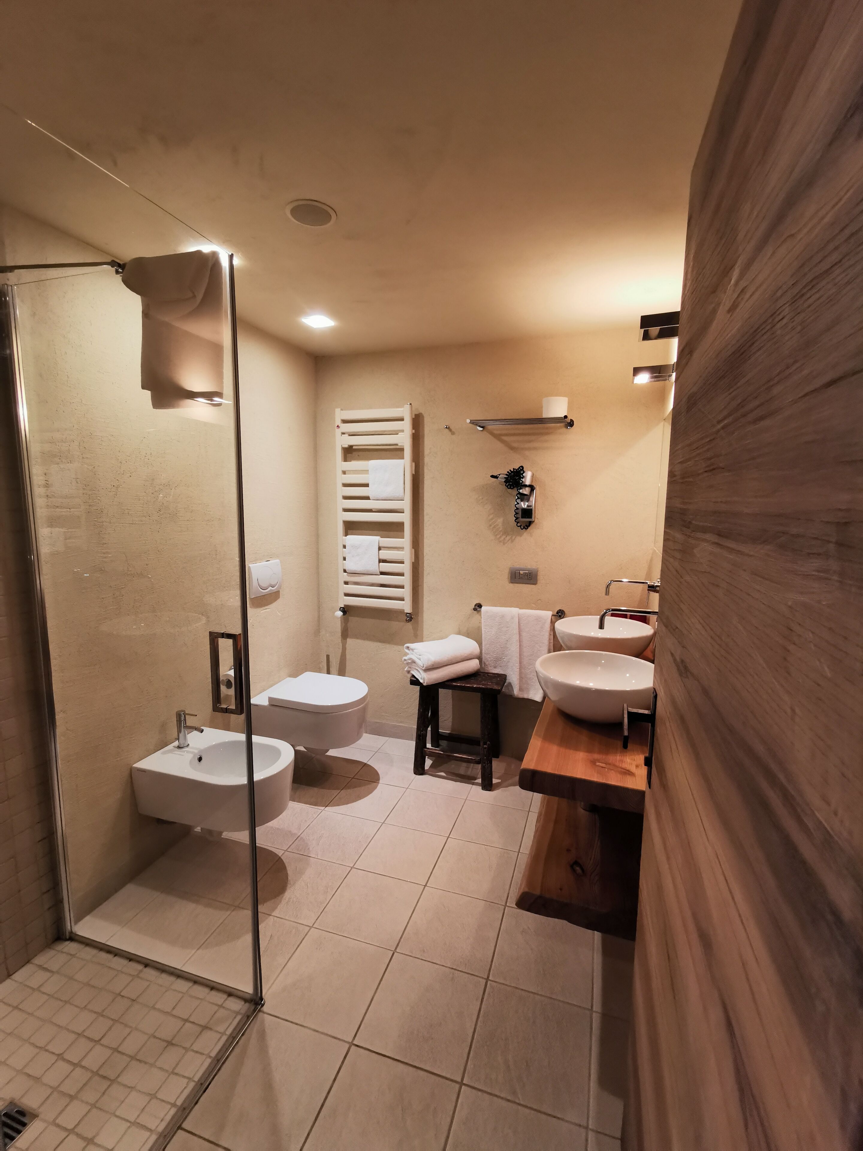 suite | minibar, in-room safe, desk, free wifi