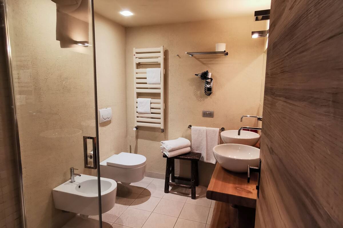 suite | minibar, in-room safe, desk, free wifi