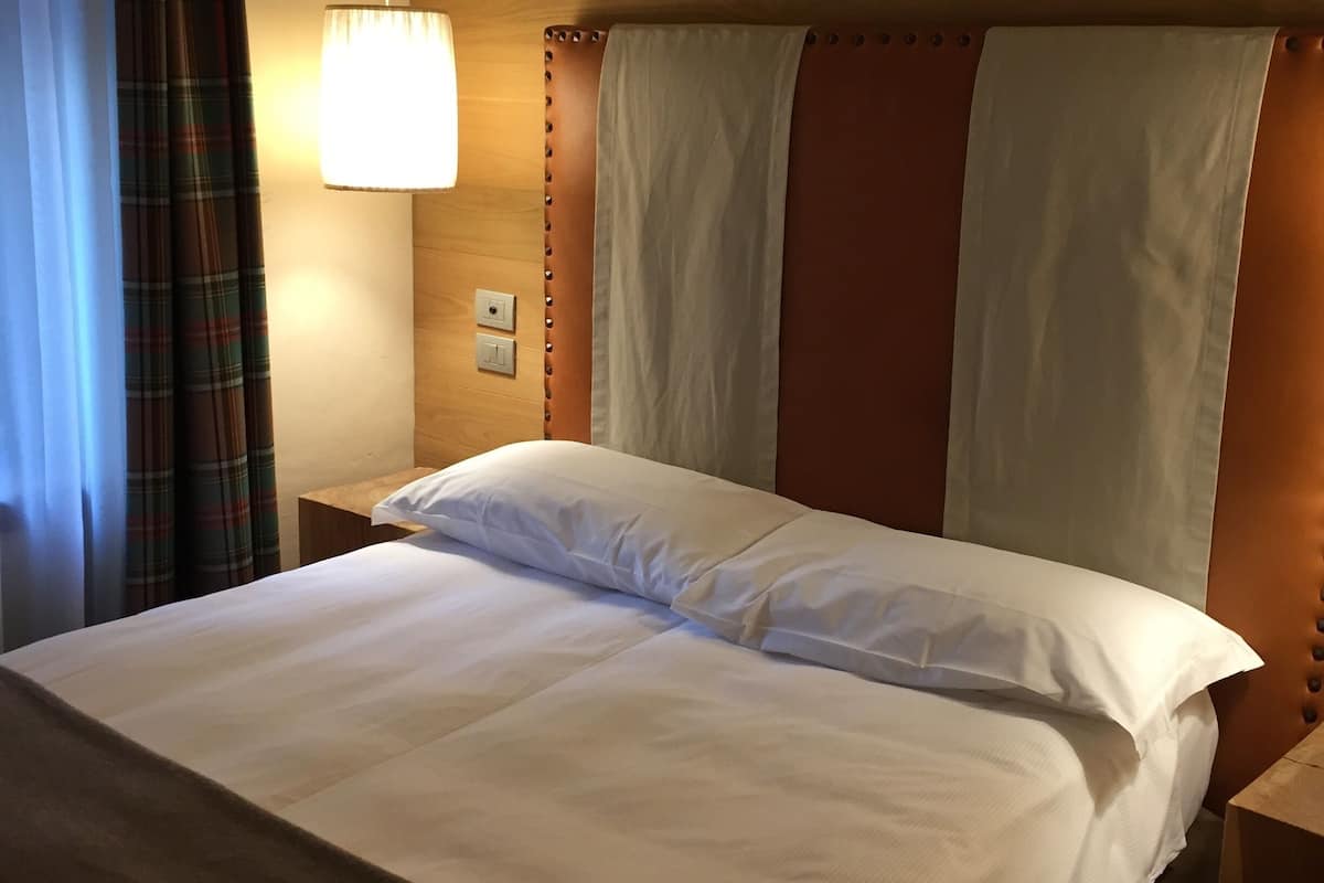 Minibar, in-room safe, desk, free WiFi