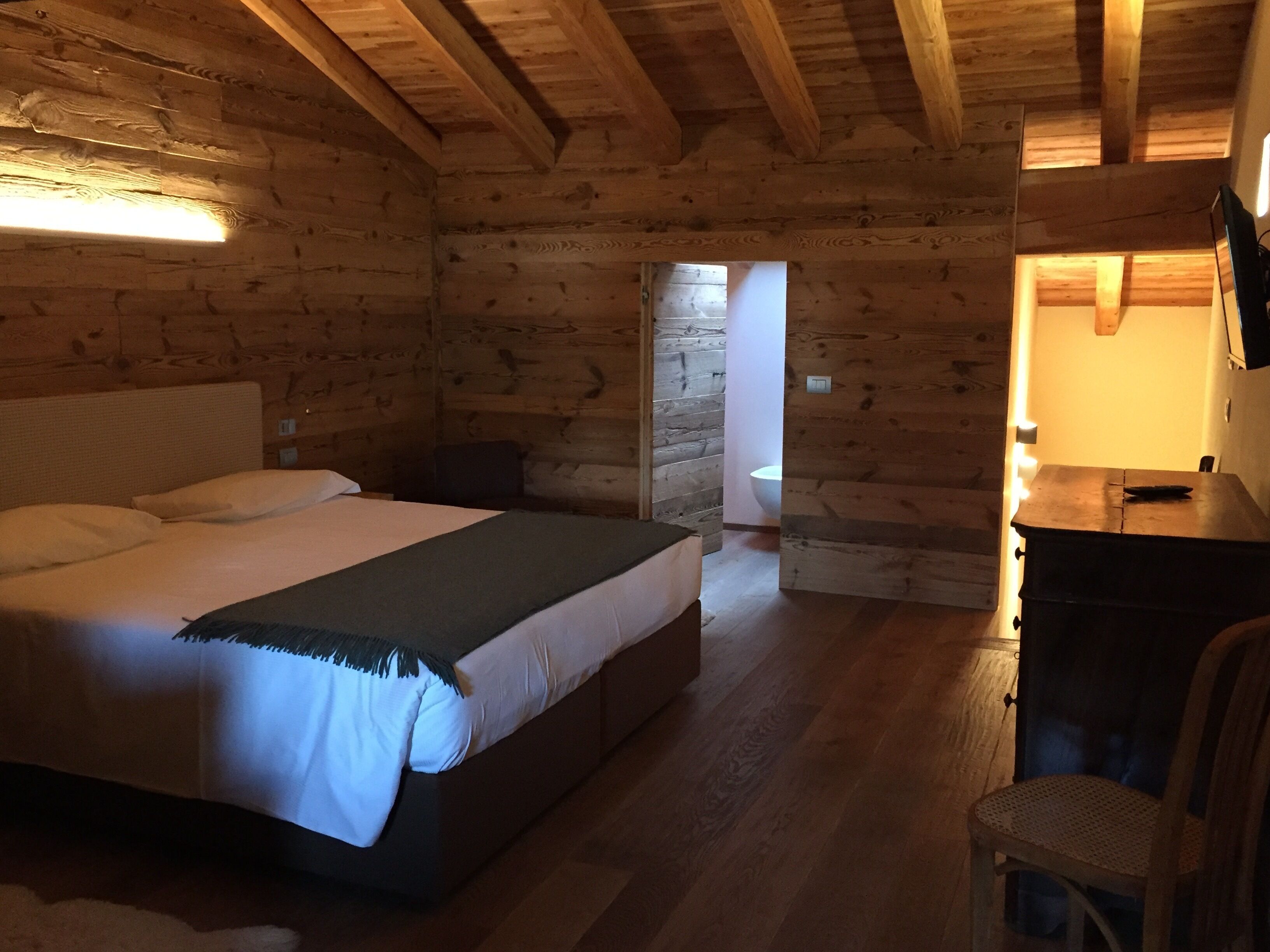 suite | minibar, in-room safe, desk, free wifi