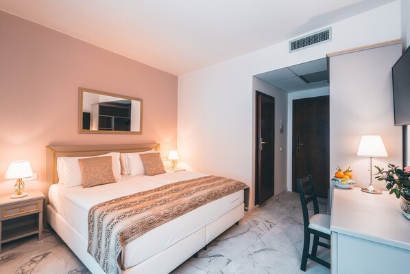 A hotel room with a bed, bedside tables, a mirror, a desk, and a chair. - Hotel Palazzo Benci (Florence)