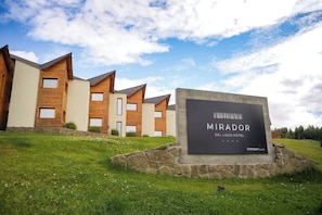 Front of property - Mirador del Lago Hotel (El Calafate)