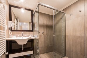 Combined shower/tub, hair dryer, bidet, towels