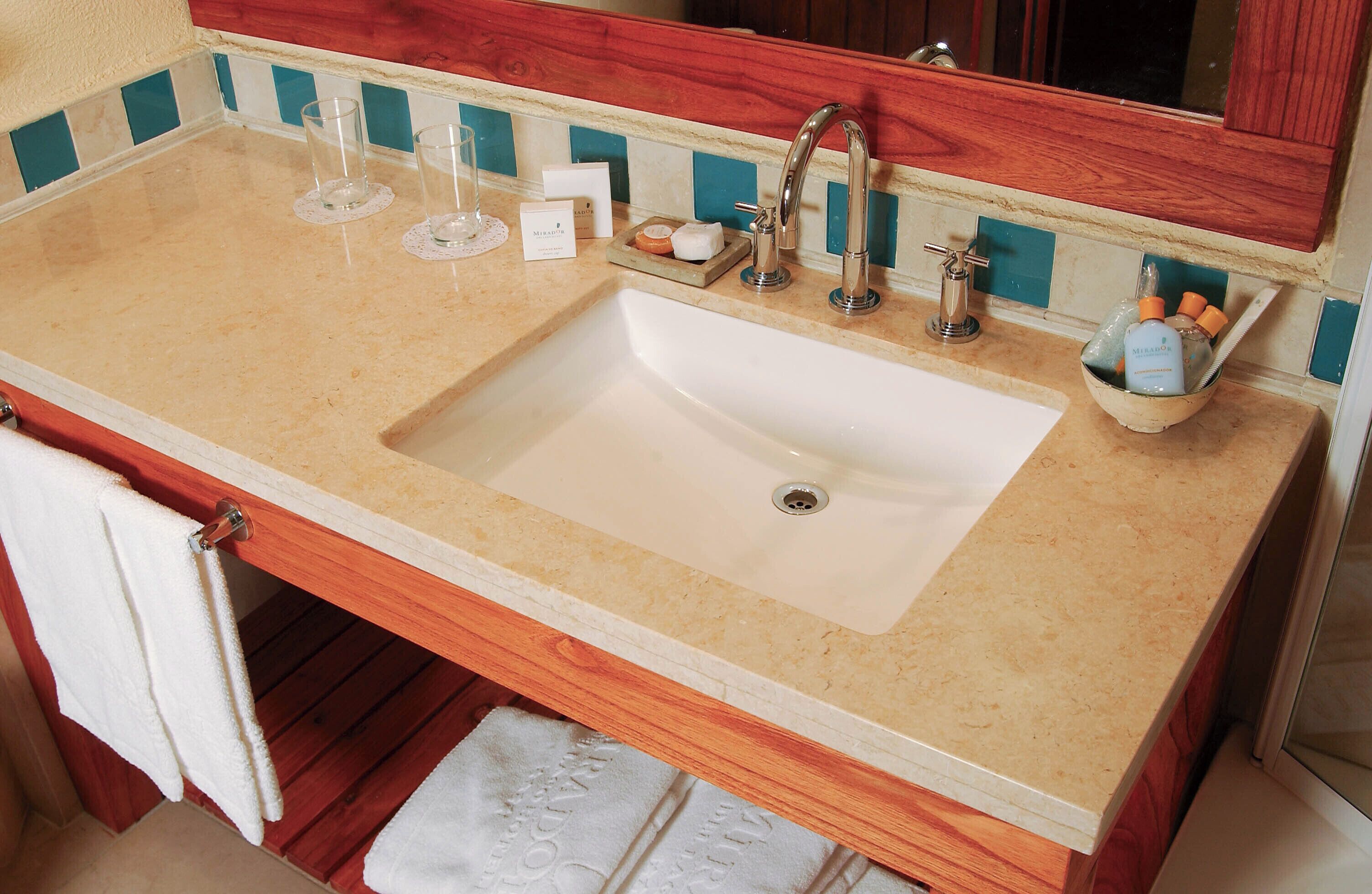 combined shower/bathtub, hair dryer, bidet, towels