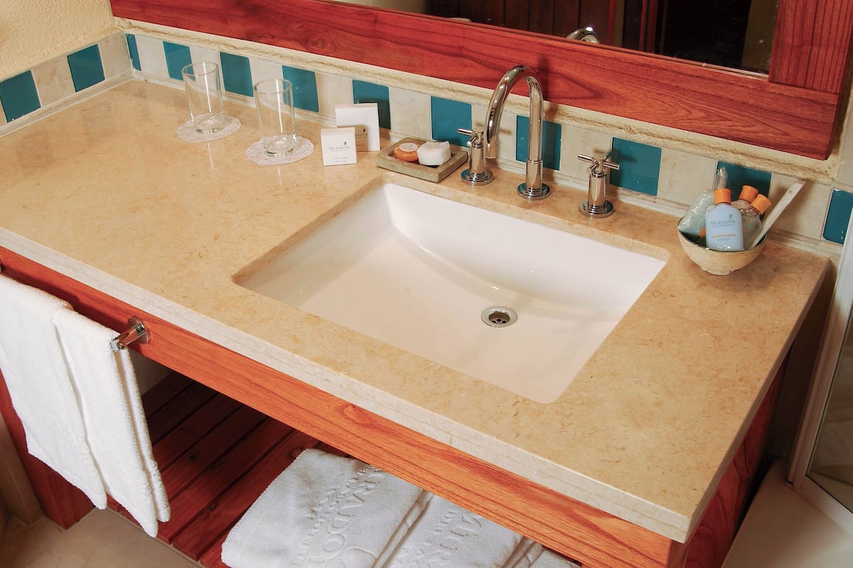 combined shower/bathtub, hair dryer, bidet, towels