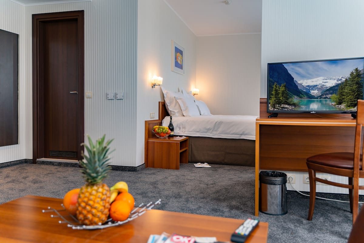 Hochwertige Bettwaren, Betten mit Memory-Foam-Matratzen, Minibar