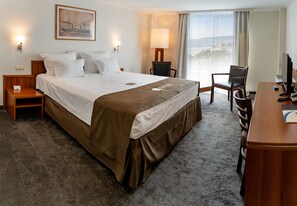 Hochwertige Bettwaren, Betten mit Memory-Foam-Matratzen, Minibar