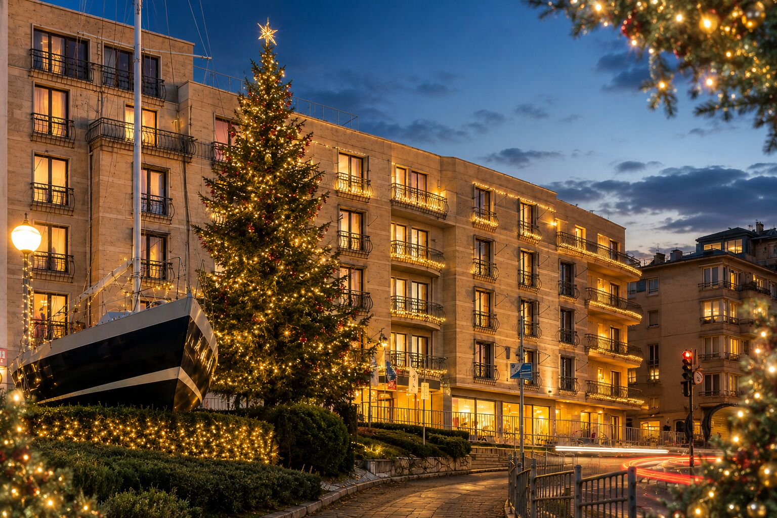 Ein mehrstöckiges Hotel mit Balkonen, einem Weihnachtsbaum und beleuchteten Fenstern.