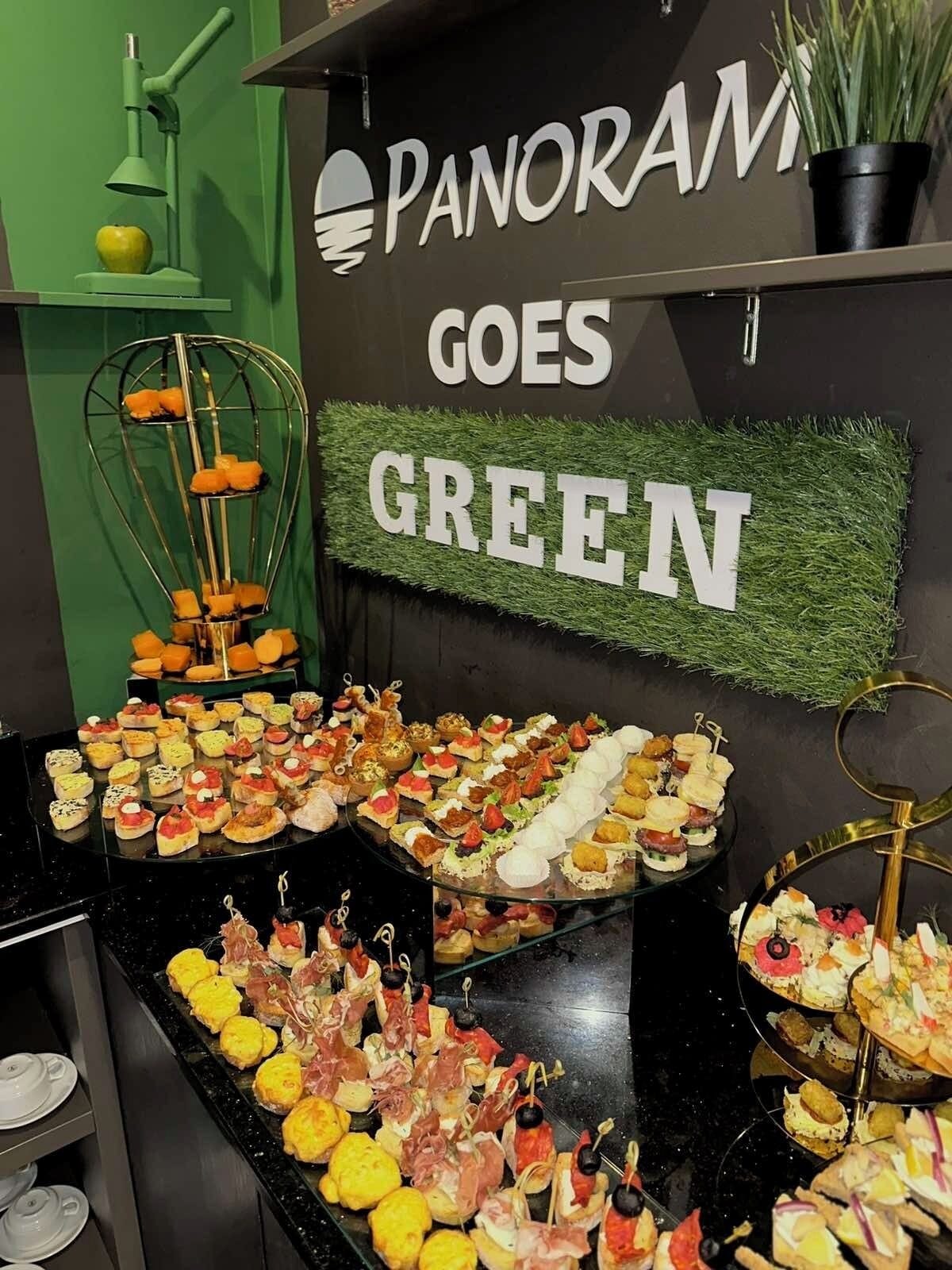 Un buffet proposant une variété d’amuse-gueule, notamment des brochettes et des petites assiettes de nourriture.