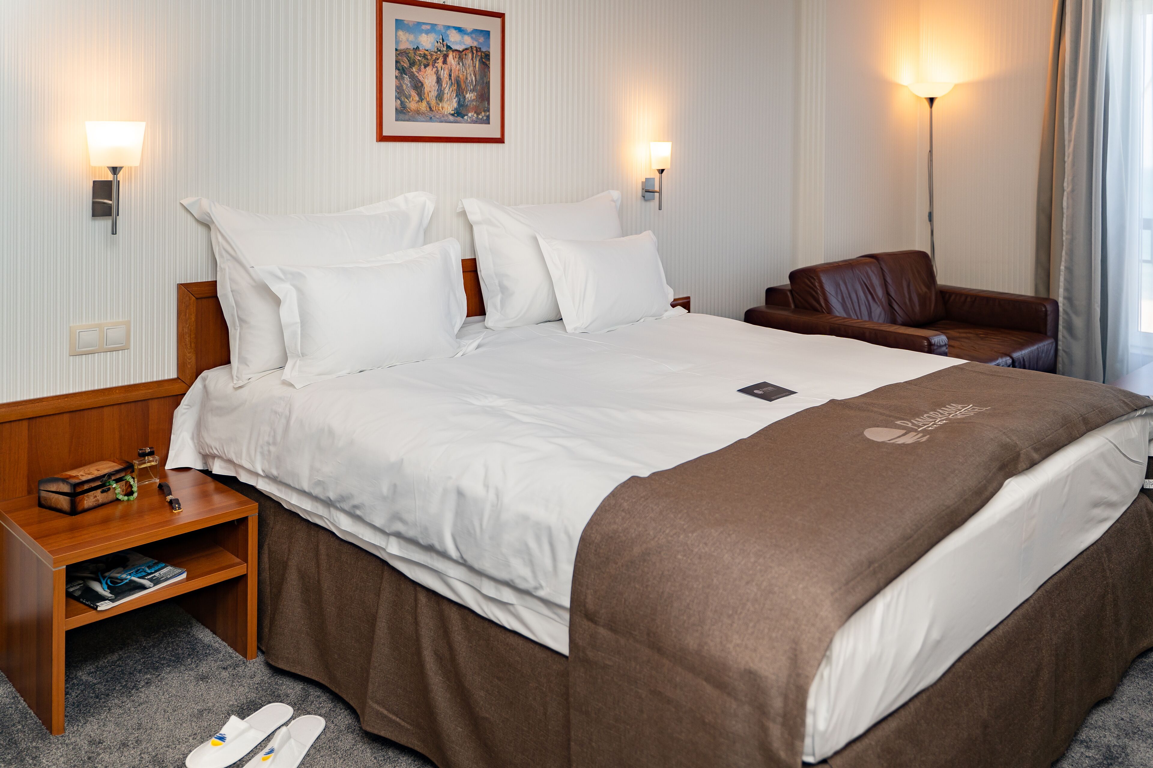 Sengetøy av topp kvalitet, memory foam-senger, minibar og safe på rommet