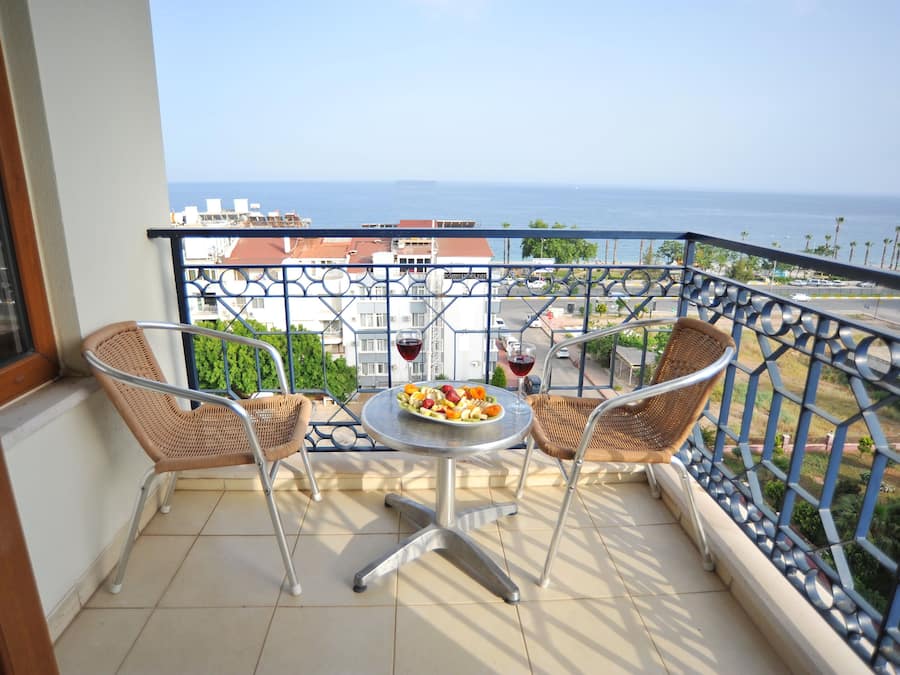Junior Suite Sea View | Een minibar, een kluis op de kamer, een bureau, een laptopwerkplek