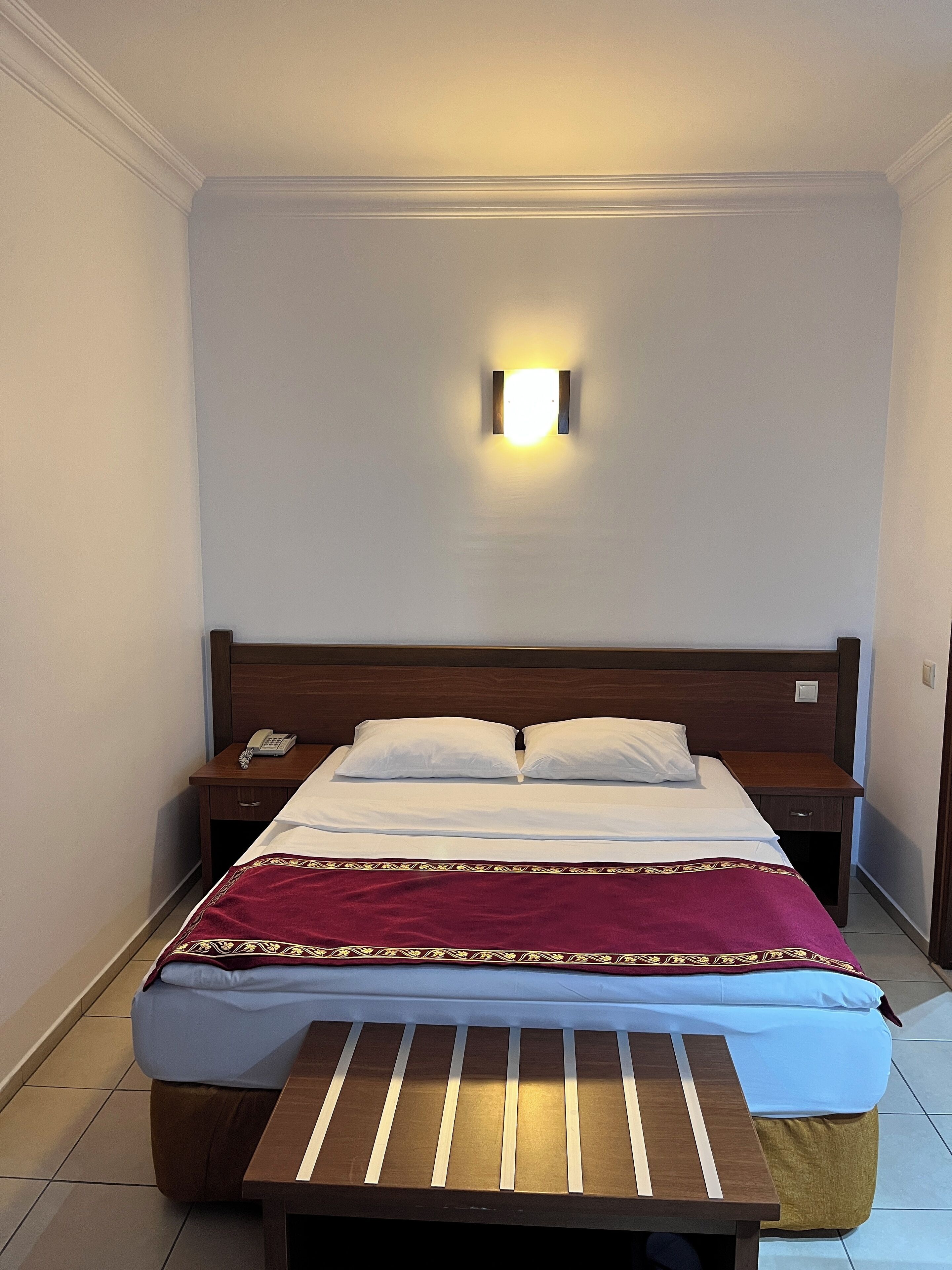 Minibar, caja de seguridad en la habitación y escritorio 