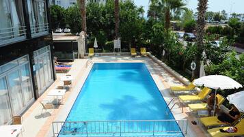 Utendørsbasseng og solsenger