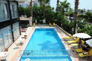 Piscine extérieure, chaises longues