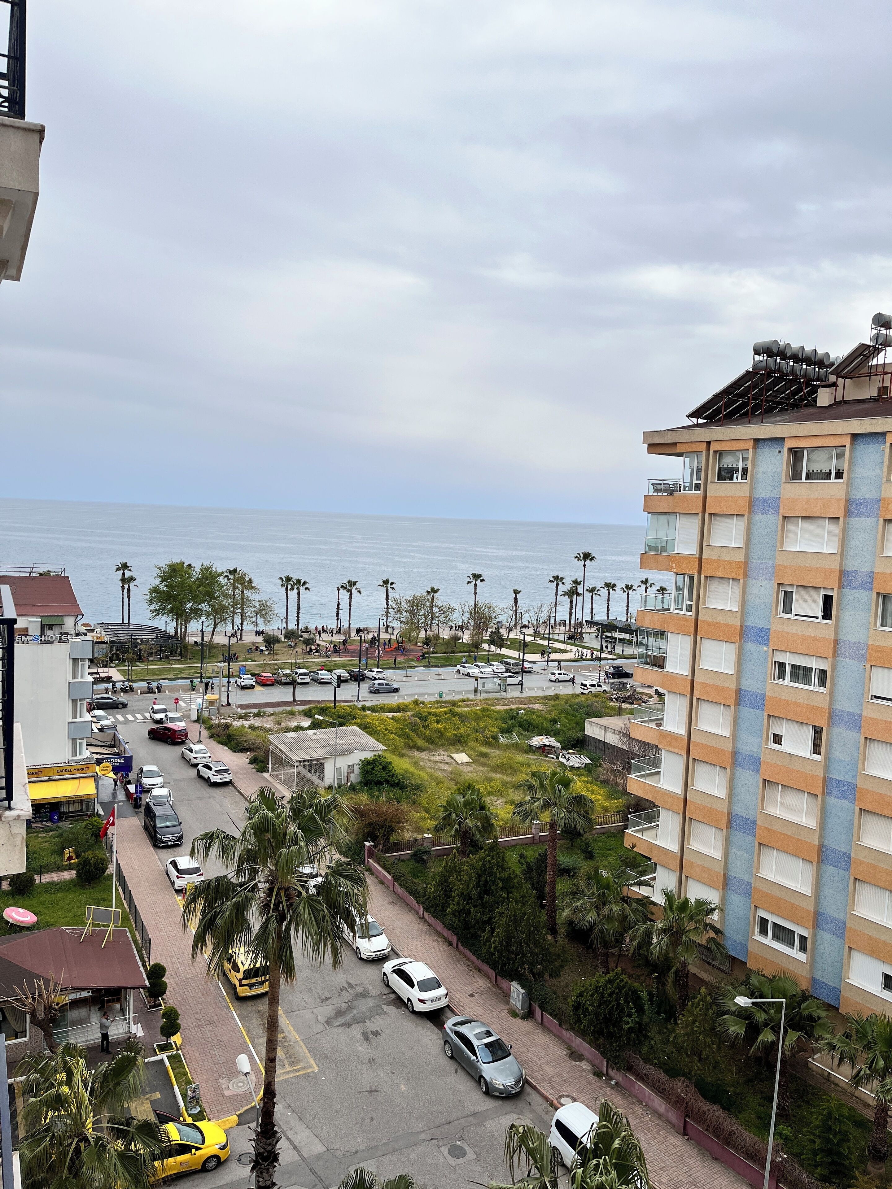 Minibar, caja de seguridad en la habitación y escritorio 
