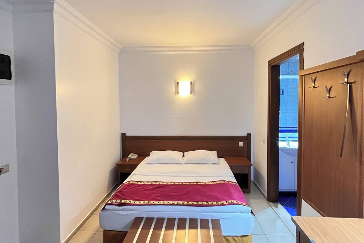 economy single room, 1 queen bed | 1 bedroom, minibar, in-room safe, desk