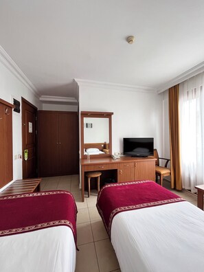 Double or Twin Room with Sea View | Minibar, brankas, meja kerja, dan ruang kerja ramah laptop