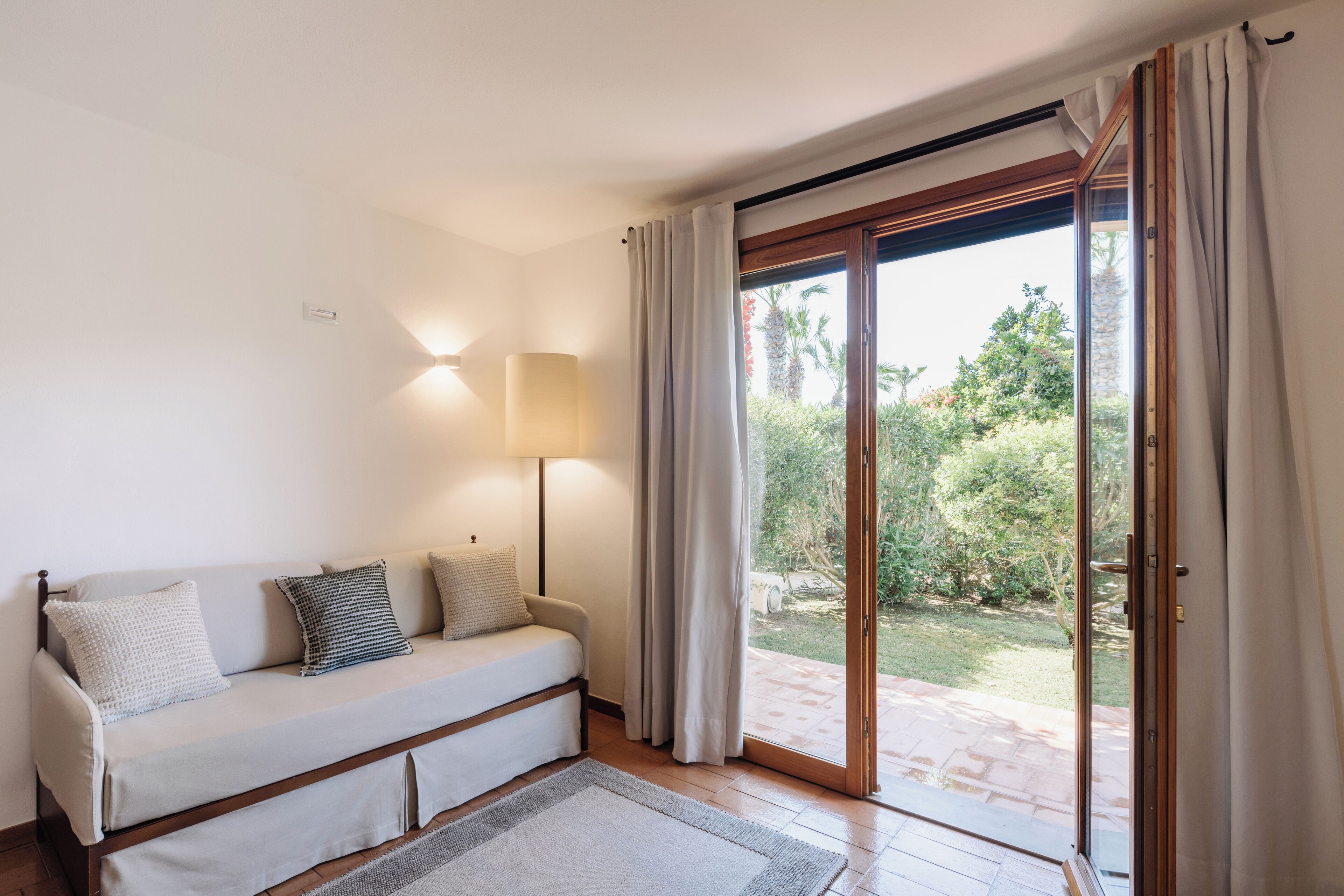 Suite, vue piscine | Coin séjour | Télévision à écran plat, films à la carte