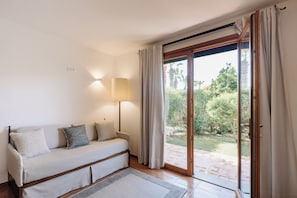 Flat-screen TV, pay films