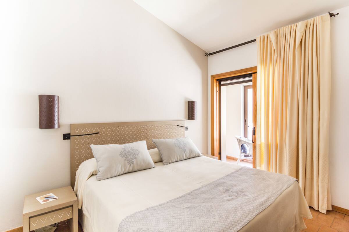1 bedroom, hypo-allergenic bedding, minibar, in-room safe