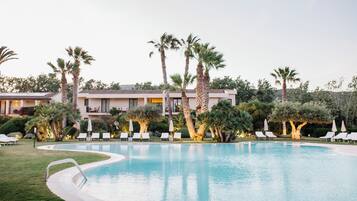 Utendørsbasseng og solsenger