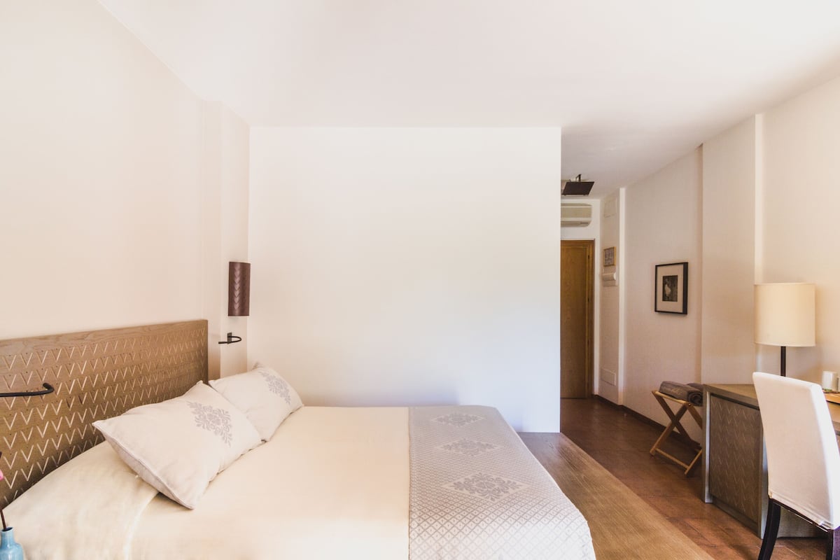 1 bedroom, hypo-allergenic bedding, minibar, in-room safe
