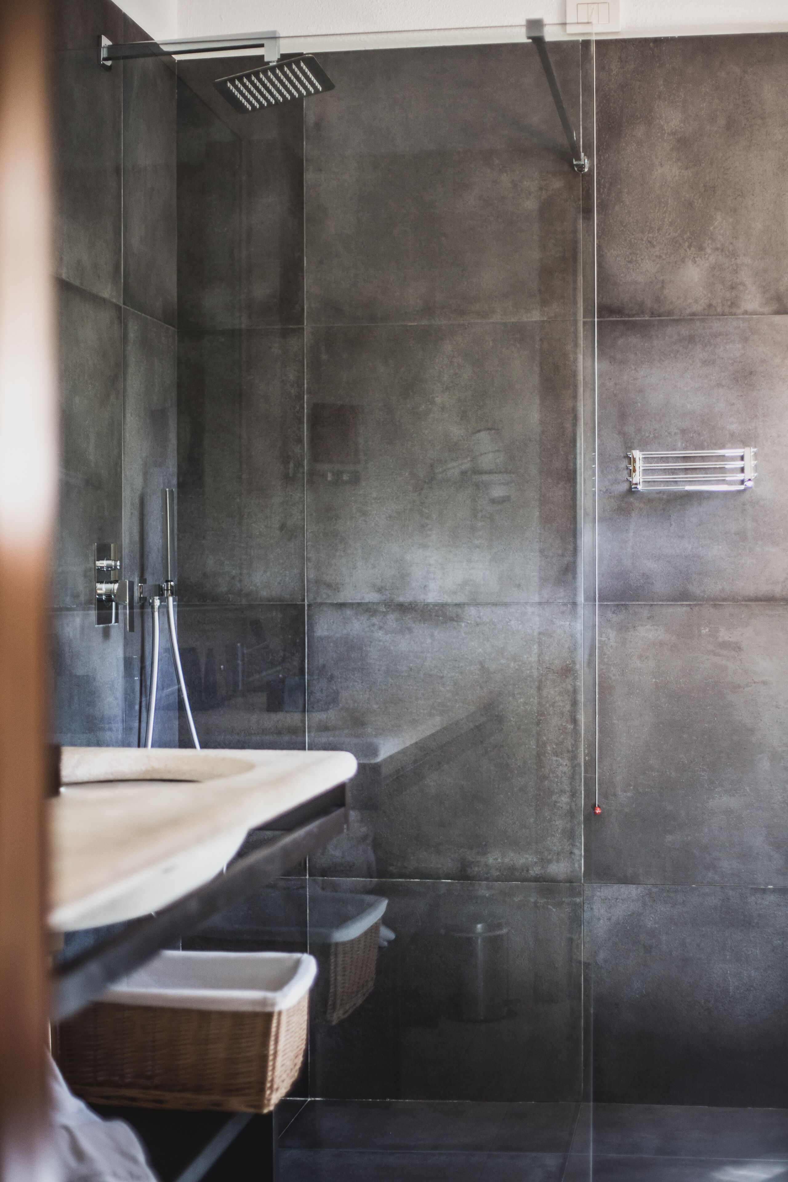 Chambre Double Classique, vue partielle sur la mer | Salle de bain | Douche, articles de toilette gratuits, sèche-cheveux