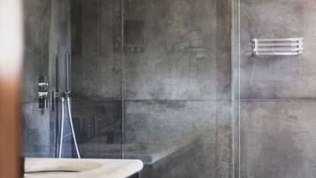Chambre Double Classique, vue partielle sur la mer | Salle de bain | Douche, articles de toilette gratuits, sĂšche-cheveux