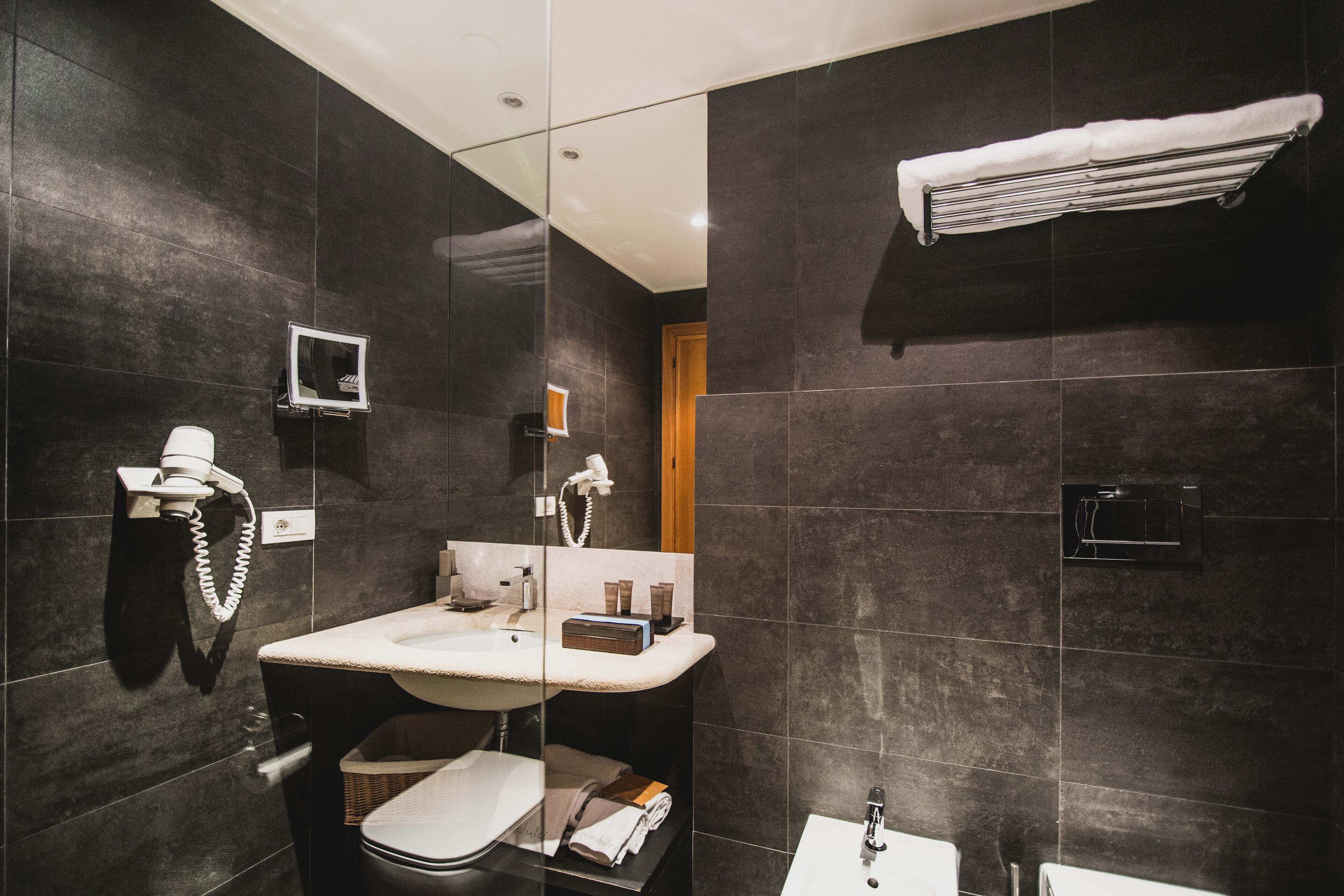 superior room, partial sea view | bathroom | shower, free toiletries, hair dryer, towels