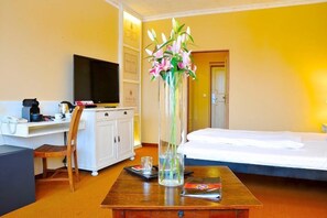 TV - Villa St. Tropez (Prague)