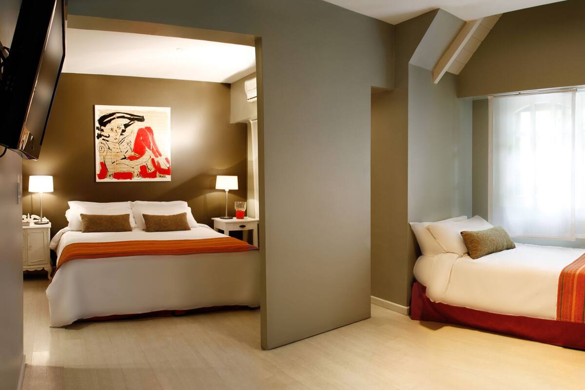 Habitación cuádruple | Minibar, caja de seguridad en la habitación, wifi gratis y ropa de cama