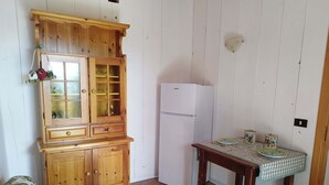 Basic-Vierbettzimmer, 2 Schlafzimmer, Meerblick | Wohnbereich
