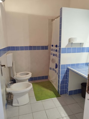 Basic Quadruple Room, 2 Bedrooms, Sea View | Bathroom | Shower, free toiletries, hair dryer (on request), bidet - Agriturismo Monte Alto (Patti)