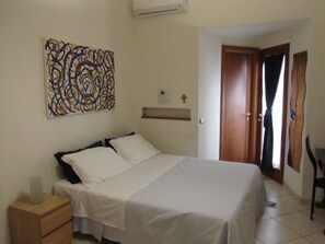 Kolmen hengen huone | Ylelliset vuodevaatteet, memory foam -patjalliset sängyt, työpöytä